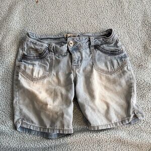 Light Wash Women's Denim Shorts - Casual Everyday Lei Brand. Size 5 juniors